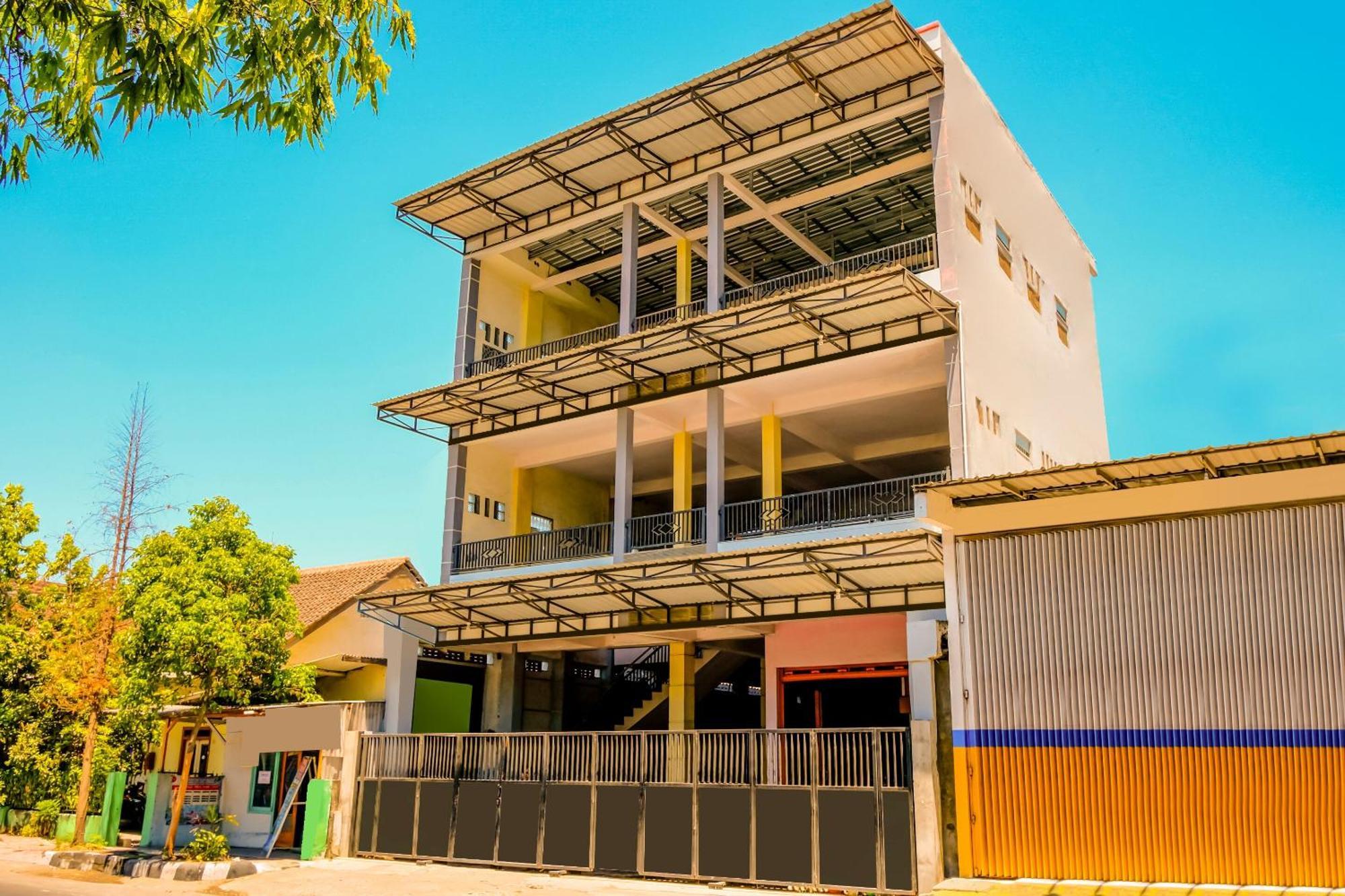 Super Oyo 1759 Family Residence Kediri  Exterior photo